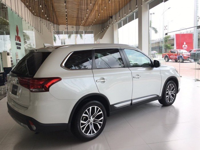 Mitsubishi Outlander 2.0 CVT đủ màu có bán trả góp