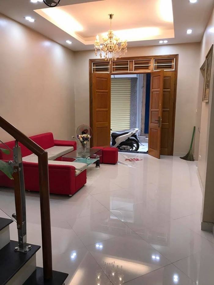 Bán nhà Đường Láng. Mặt đường lớn. DT 32m x 5t. MT 3,5m.