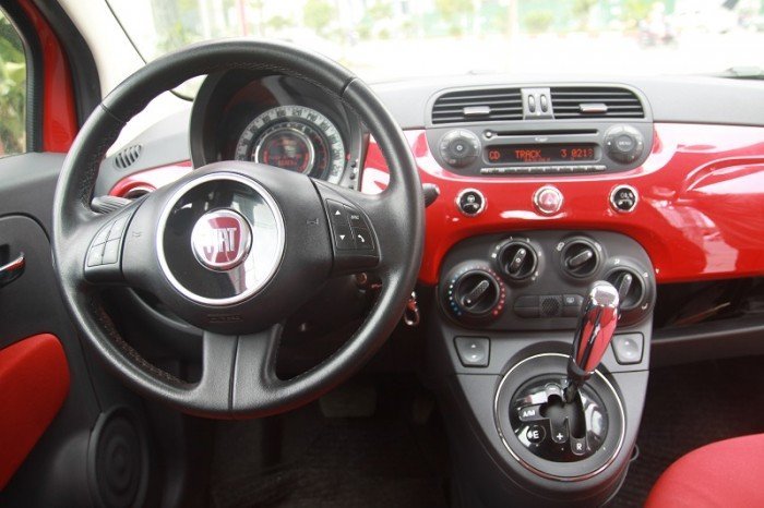 FIAT 500 màu đỏ, số tự động, máy xăng sản xuất 2009 đăng ký 2011.