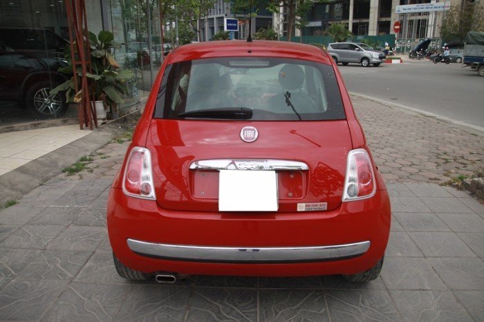 FIAT 500 màu đỏ, số tự động, máy xăng sản xuất 2009 đăng ký 2011.