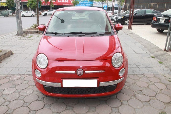 FIAT 500 màu đỏ, số tự động, máy xăng sản xuất 2009 đăng ký 2011.