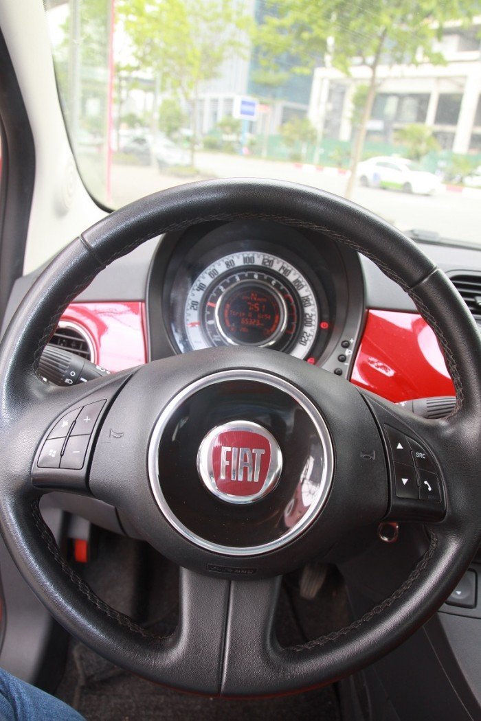 FIAT 500 màu đỏ, số tự động, máy xăng sản xuất 2009 đăng ký 2011.