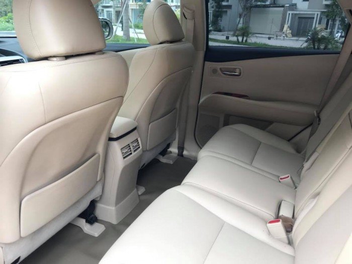 Lexus 450h, model 2011 đăng ký lần đầu năm 2011.