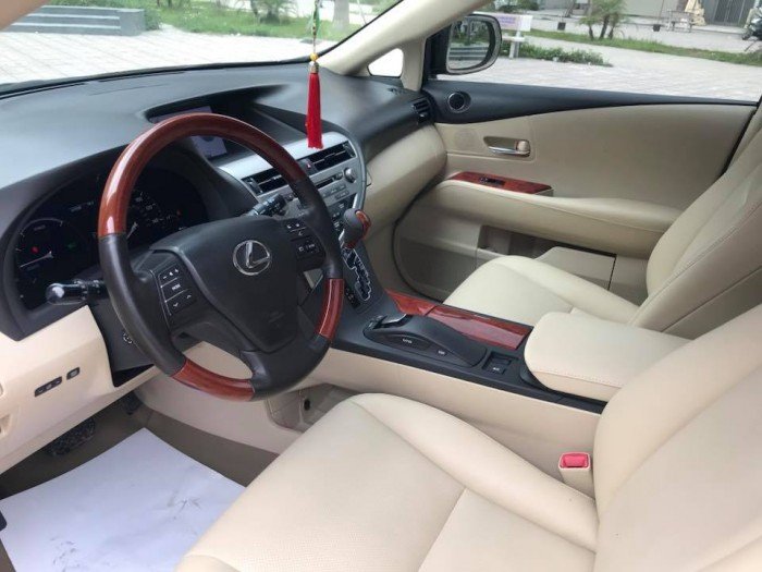Lexus 450h, model 2011 đăng ký lần đầu năm 2011.