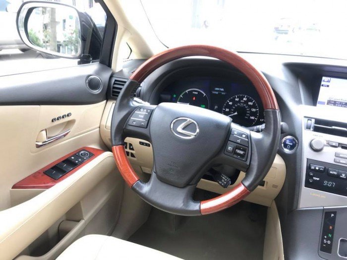 Lexus 450h, model 2011 đăng ký lần đầu năm 2011.