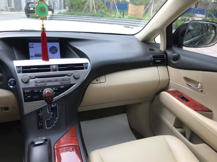 Lexus 450h, model 2011 đăng ký lần đầu năm 2011.