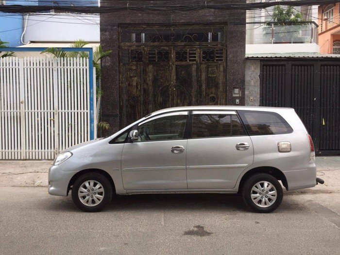 Cần bán xe Innova 2011 màu bạc số sàn xe zin đi mới từ đầu