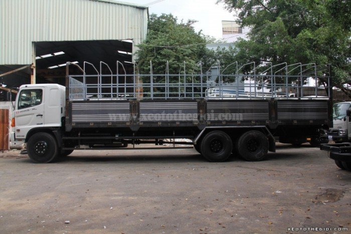 Hino FL8JPSA, 3 chân 16 tấn, Thùng dài 7.7m Hino FL8JPSL,3 chân 16 tấn, thùng dài 9.4m.