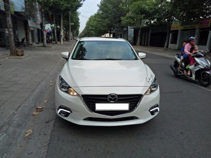 Cần bán Mazda 3 2015 màu trắng số tự động cực đẹp