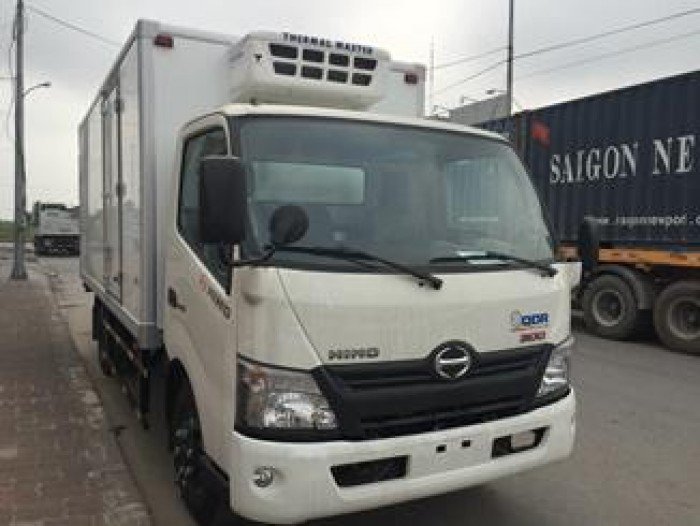 Hino thùng lạnh XZU 720l 3,5t giá tốt cho khách