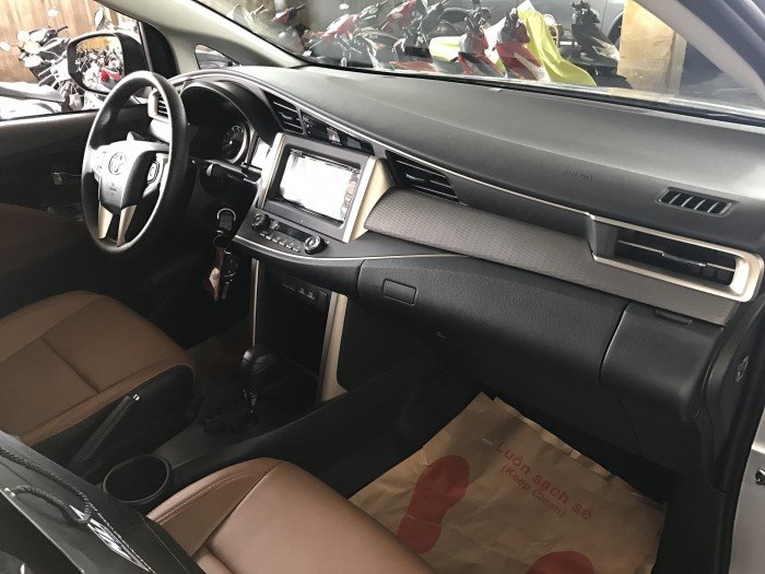 Bán xe Toyota Innova 2.0G số tự động 2018 màu bạc, xe giao ngay, giá cạnh tranh, hổ trợ vay 80%