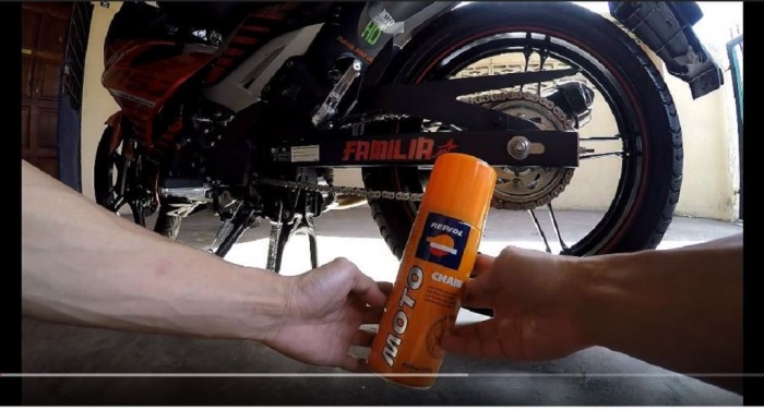 Dầu nhờn bôi trơn sên xích Repsol Moto Chain Lube 400ml- Tặng kèm cọ sên