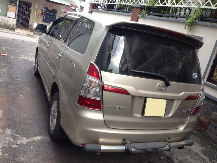 Cần bán xe Toyota Innova 2014 số tự động màu vàng cát