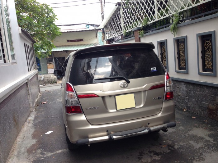 Cần bán xe Toyota Innova 2014 số tự động màu vàng cát