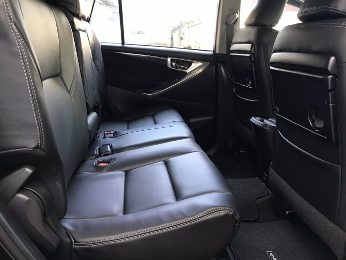Toyota Innova Venturer 2018 số tự động màu đen, xe giao ngay, giá đặc biệt, giao xe ngay.