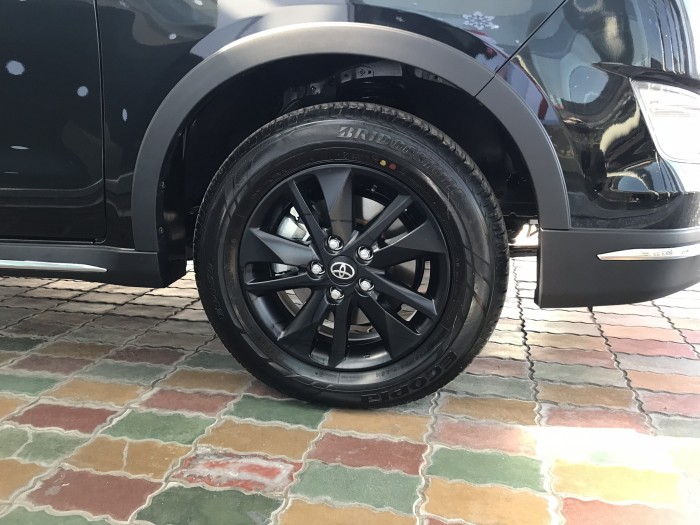 Toyota Innova Venturer 2018 số tự động màu đen, xe giao ngay, giá đặc biệt, giao xe ngay.