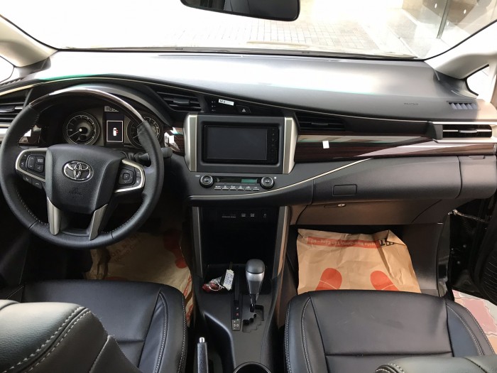Toyota Innova Venturer 2018 số tự động màu đen, xe giao ngay, giá đặc biệt, giao xe ngay.