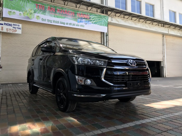 Toyota Innova Venturer 2018 số tự động màu đen, xe giao ngay, giá đặc biệt, giao xe ngay.