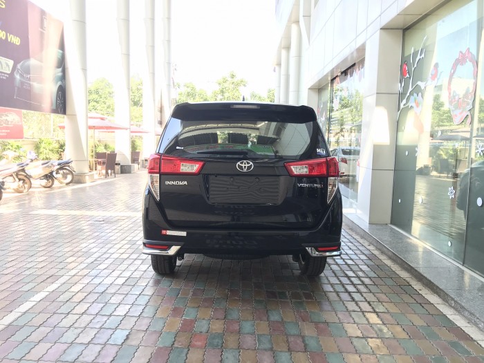 Toyota Innova Venturer 2018 số tự động màu đen, xe giao ngay, giá đặc biệt, giao xe ngay.