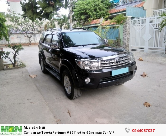 Cần bán xe Toyota Fortuner V 2011 số tự động màu đen VIP