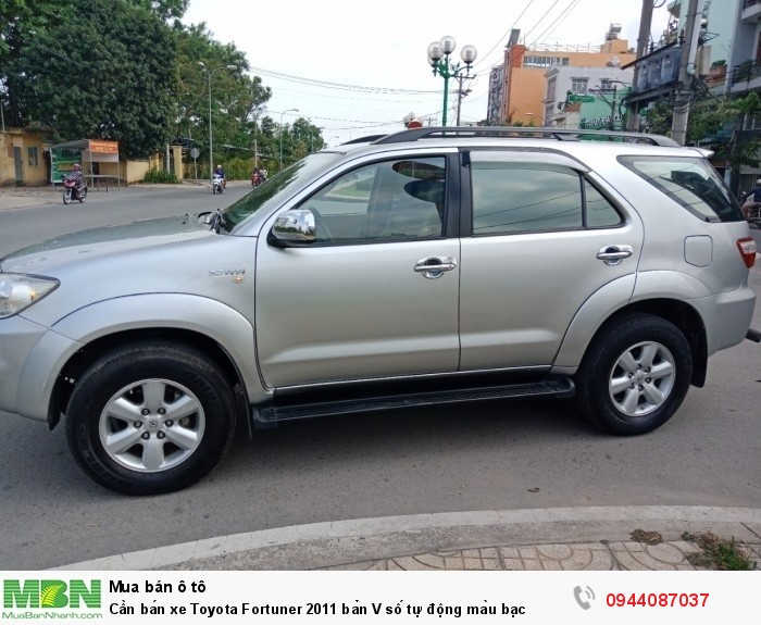Cần bán xe Toyota Fortuner 2011 bản V số tự động màu bạc