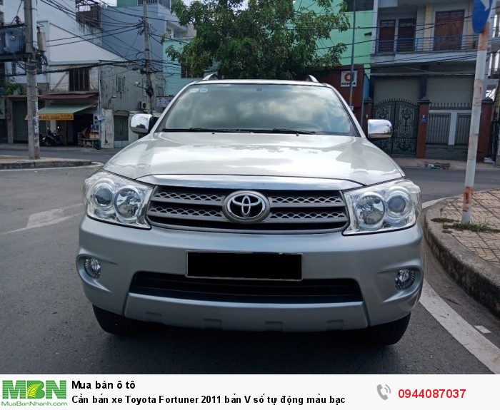 Cần bán xe Toyota Fortuner 2011 bản V số tự động màu bạc