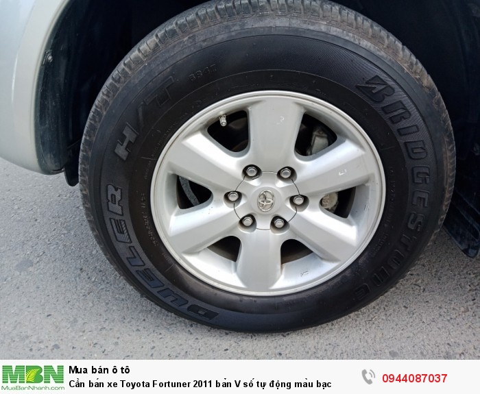 Cần bán xe Toyota Fortuner 2011 bản V số tự động màu bạc