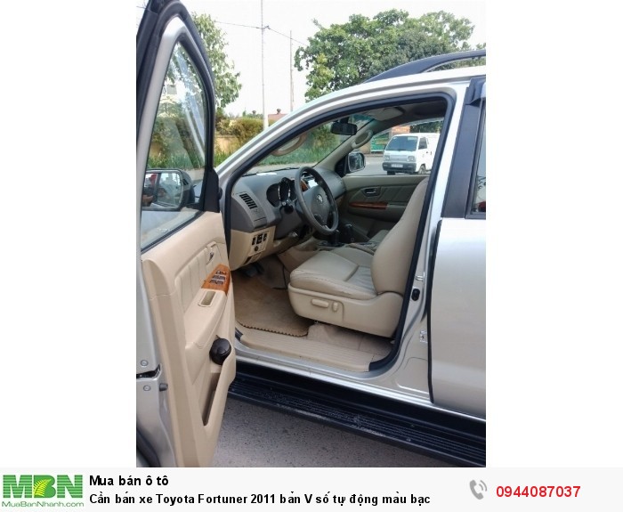 Cần bán xe Toyota Fortuner 2011 bản V số tự động màu bạc
