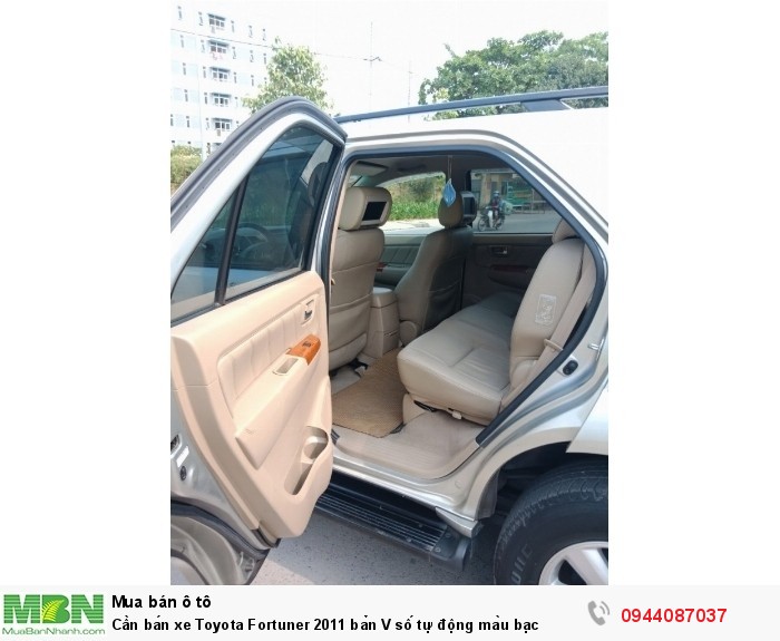 Cần bán xe Toyota Fortuner 2011 bản V số tự động màu bạc
