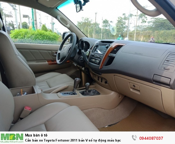 Cần bán xe Toyota Fortuner 2011 bản V số tự động màu bạc
