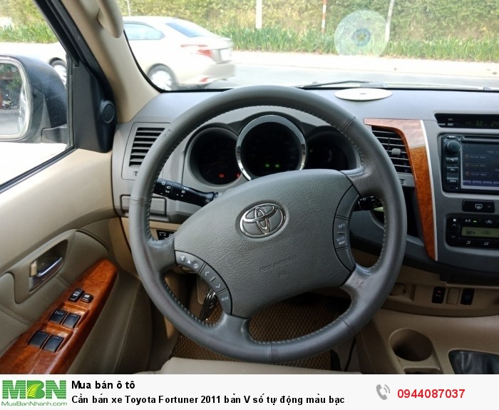 Cần bán xe Toyota Fortuner 2011 bản V số tự động màu bạc