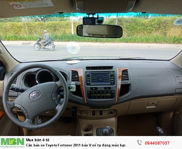 Cần bán xe Toyota Fortuner 2011 bản V số tự động màu bạc