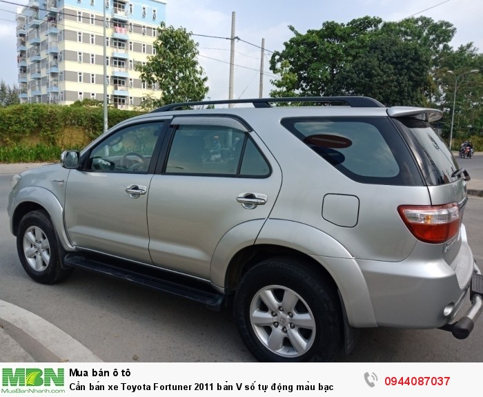 Cần bán xe Toyota Fortuner 2011 bản V số tự động màu bạc