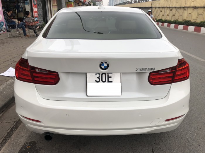 Bán BMW 320i 2012 trắng, rất mới