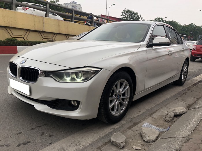Bán BMW 320i 2012 trắng, rất mới