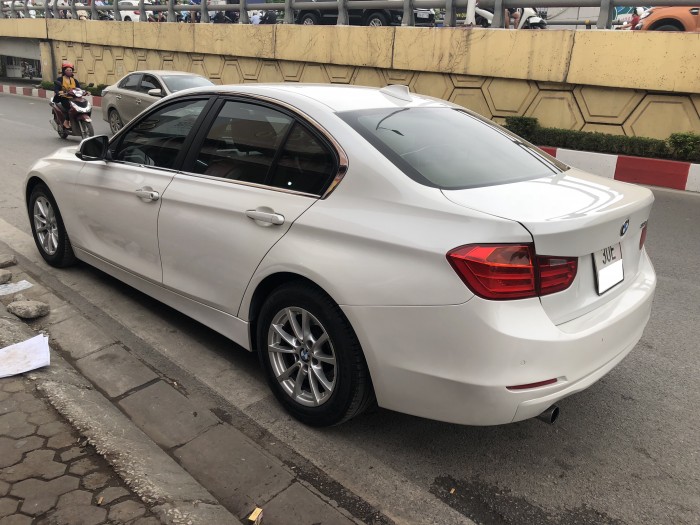 Bán BMW 320i 2012 trắng, rất mới
