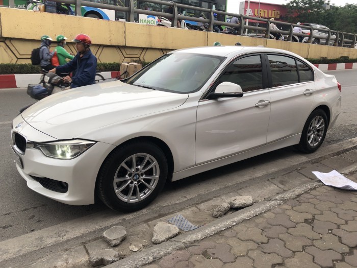 Bán BMW 320i 2012 trắng, rất mới