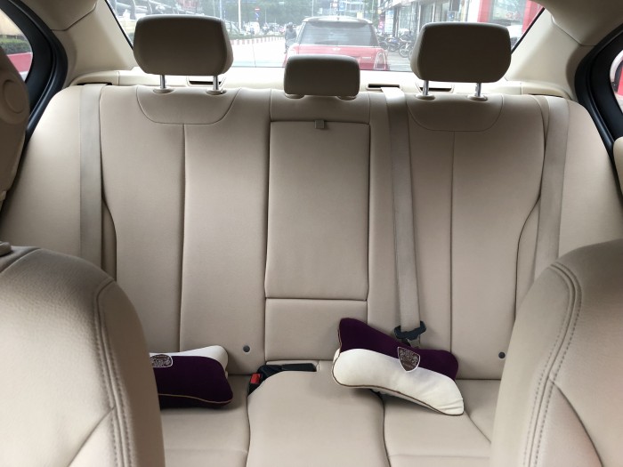 Bán BMW 320i 2012 trắng, rất mới