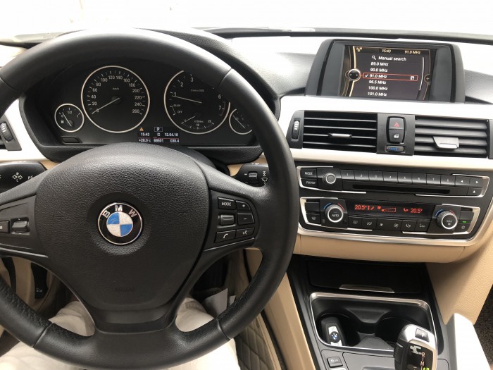 Bán BMW 320i 2012 trắng, rất mới