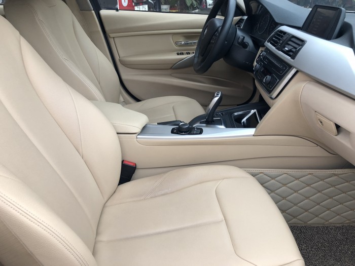 Bán BMW 320i 2012 trắng, rất mới