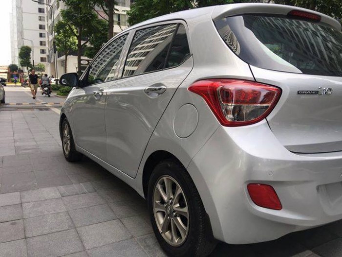 Cần bán xe Huyndai i10 2016 màu bạc số sàn bản full rất mới.