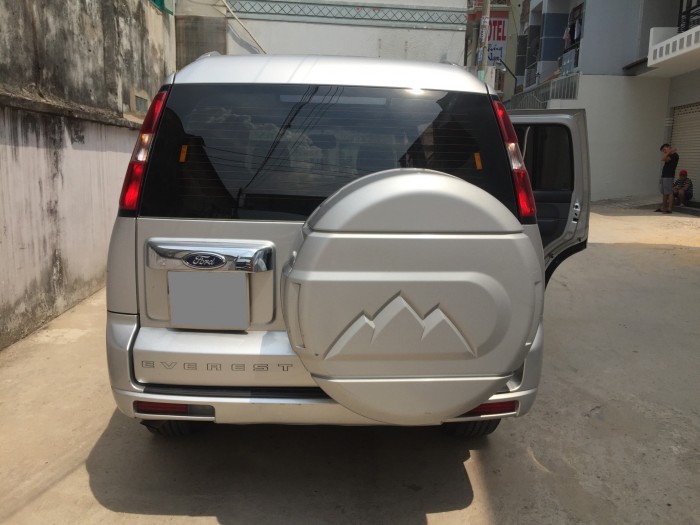 Muốn bán Ford Everest 2016 số sàn máy dầu màu bạc zin đẹp.