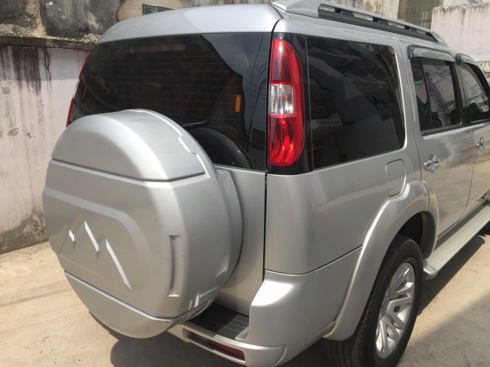 Muốn bán Ford Everest 2016 số sàn máy dầu màu bạc zin đẹp.