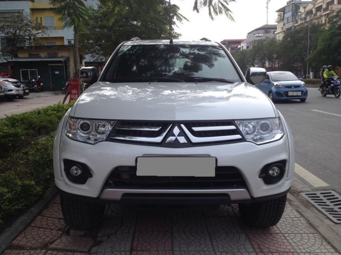 Bán xe Mitsubishi Pajero Sport đời 2017 số sàn chạy dầu màu trắng rất trẻ trung.