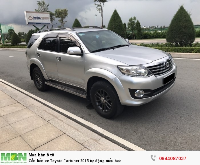 Cần bán xe Toyota Fortuner 2015 tự động màu bạc