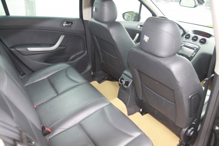 Peugeot 408 Premium sản xuất và đăng kí 2015 màu đen, nội thất đen.