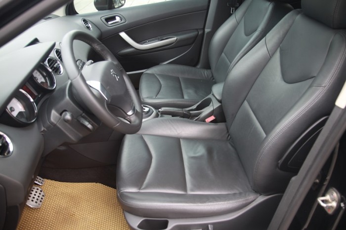 Peugeot 408 Premium sản xuất và đăng kí 2015 màu đen, nội thất đen.