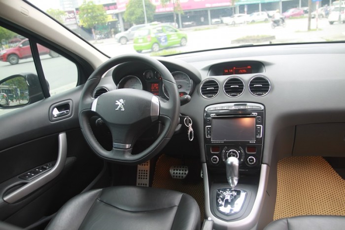 Peugeot 408 Premium sản xuất và đăng kí 2015 màu đen, nội thất đen.
