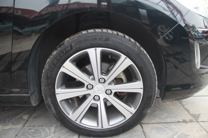 Peugeot 408 Premium sản xuất và đăng kí 2015 màu đen, nội thất đen.