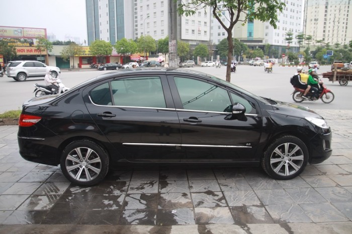 Peugeot 408 Premium sản xuất và đăng kí 2015 màu đen, nội thất đen.